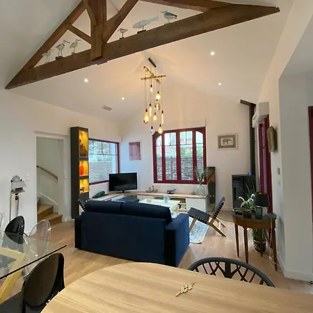Spacious House With Greenery Terrace And Garden